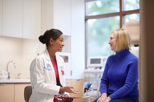 Tracy-Ann Moo, cirujana especialista en mamas de MSK, habla con una paciente
