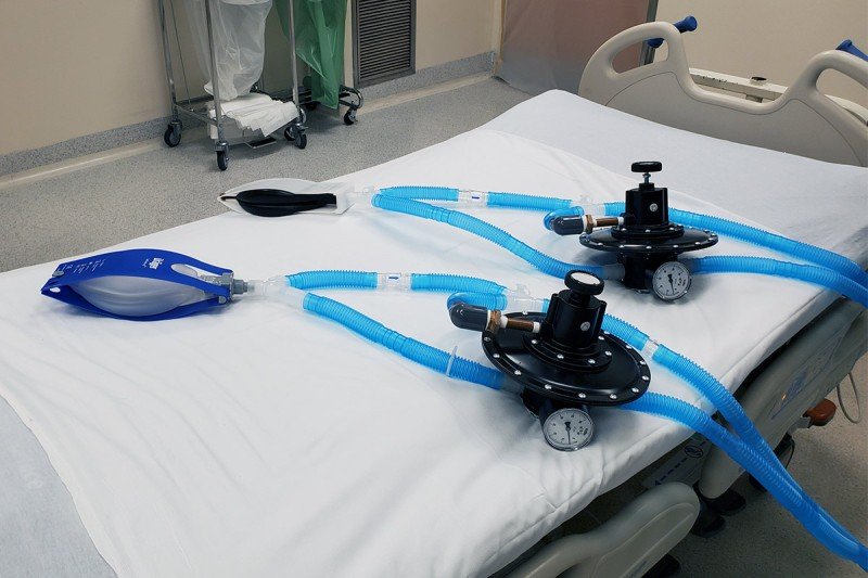 Novel Inspiratory Pressure Device to Double Mechanical Ventilator